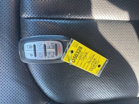 Used 2025 Chrysler Pacifica Limited FWD image 32