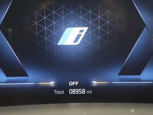 Used 2025 BMW X5 xDrive50e w/ M Sport Package image 16