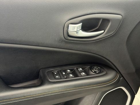 Used 2018 Jeep Compass Latitude w/ Popular Equipment Group AWD/4WD image 15