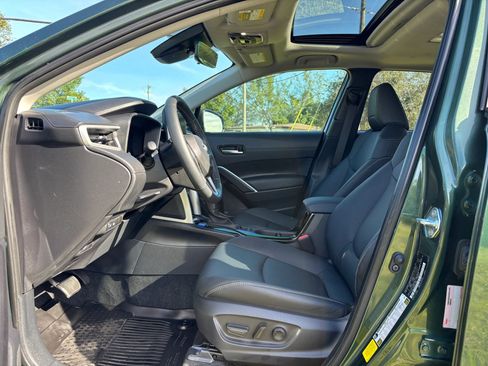 Used 2025 Toyota Corolla Cross XLE w/ Convenience Package image 7