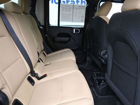 Used 2022 Jeep Gladiator Sport AWD/4WD image 10