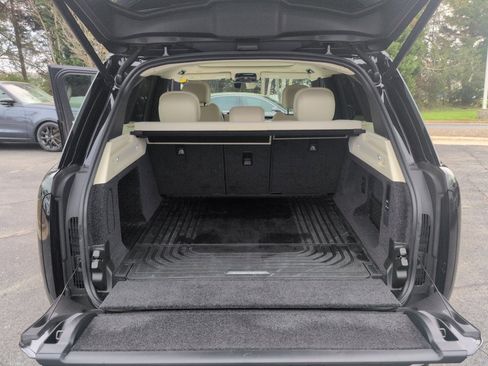 Certified 2025 Land Rover Range Rover SE image 14