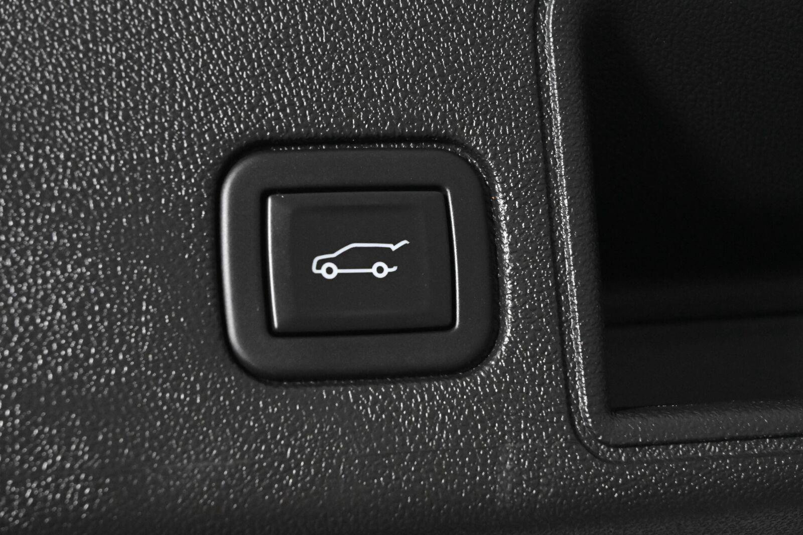 Used 2023 GMC Terrain SLT w/ LPO, Floor Liner Package FWD image 9