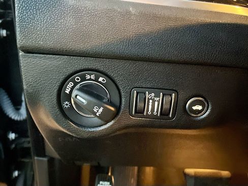 Used 2023 Chrysler 300 Touring L w/ Comfort Group image 10