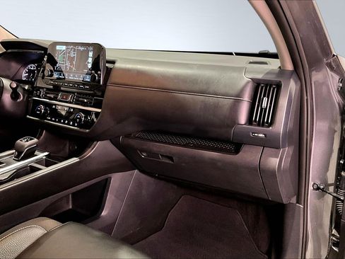 Used 2025 Nissan Pathfinder SL image 27