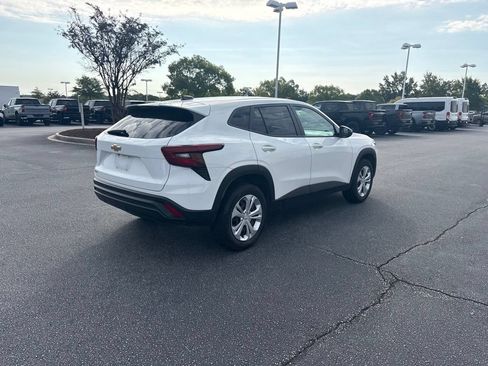 Used 2025 Chevrolet Trax LS FWD image 3