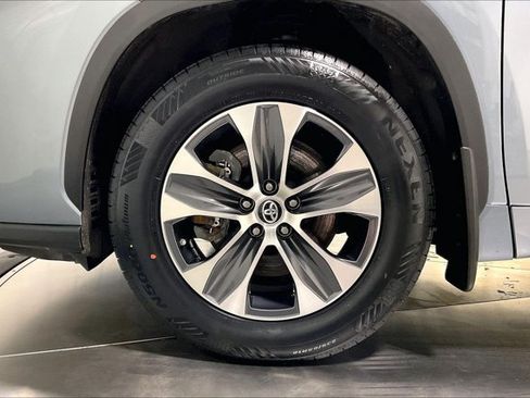Certified 2024 Toyota Highlander XLE AWD/4WD image 10