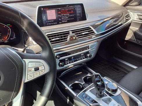 Used 2022 BMW 750i xDrive w/ Executive Package image 7