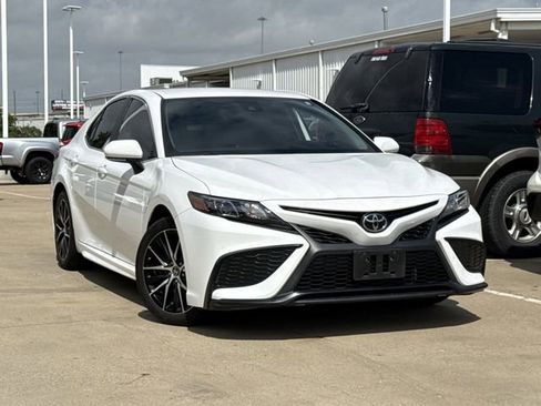 Used 2024 Toyota Camry SE FWD image 2
