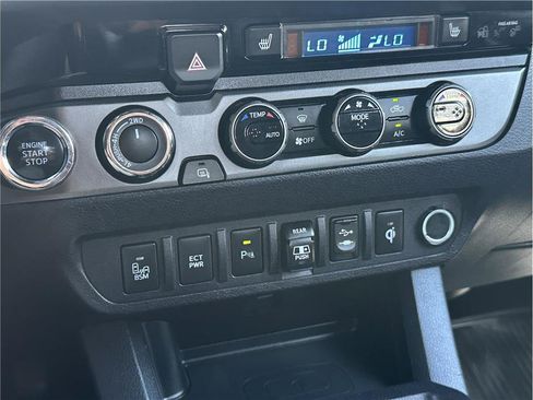 Used 2018 Toyota Tacoma TRD Sport AWD/4WD image 26