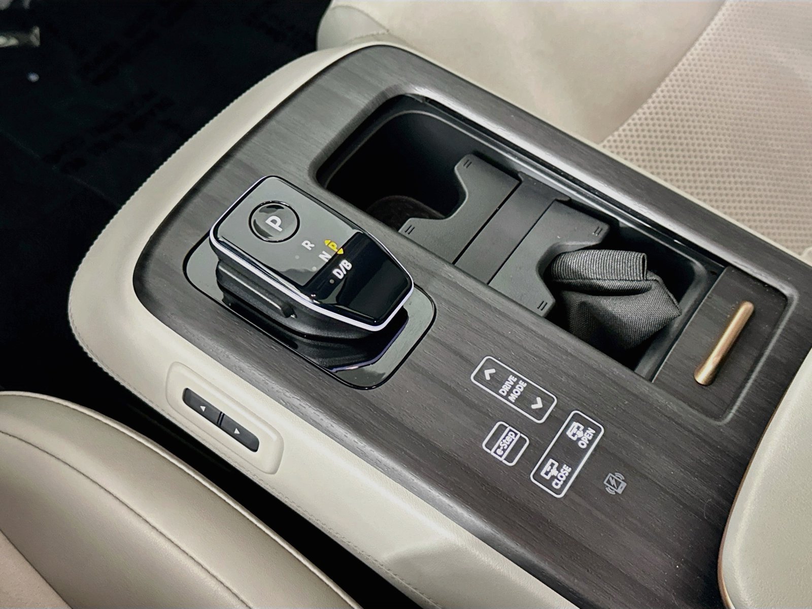 Used 2024 Nissan Ariya FWD image 17