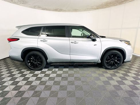 Used 2023 Toyota Highlander XLE FWD image 2