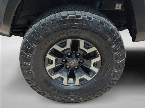 Used 2020 Toyota Tacoma TRD Off-Road w/ Technology Package AWD/4WD image 9