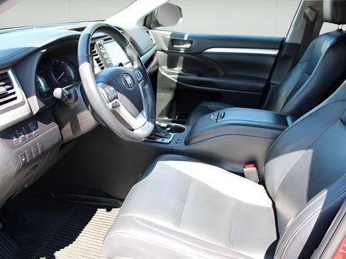 Used 2019 Toyota Highlander XLE AWD/4WD image 8