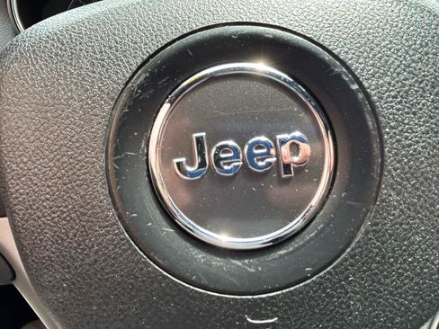 Used 2018 Jeep Grand Cherokee Laredo AWD/4WD image 20