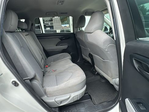 Used 2020 Toyota Highlander L AWD/4WD image 24