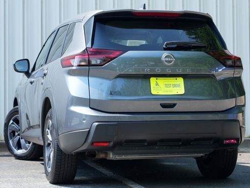 Used 2025 Nissan Rogue SV FWD image 5