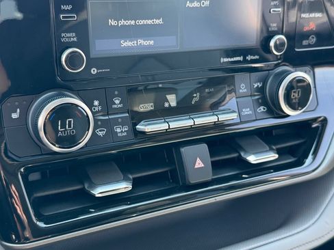 Used 2022 Toyota Highlander XLE AWD/4WD image 23