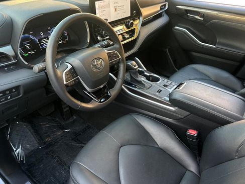 Used 2024 Toyota Highlander Limited image 8