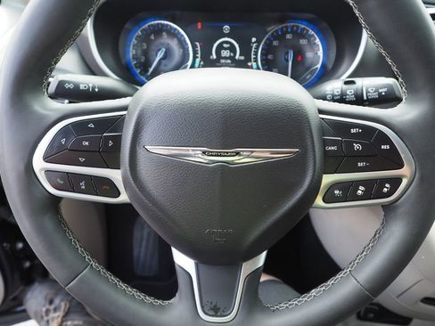 Used 2024 Chrysler Pacifica Touring-L FWD image 29