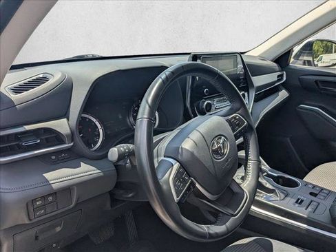 Used 2024 Toyota Highlander LE AWD/4WD image 10