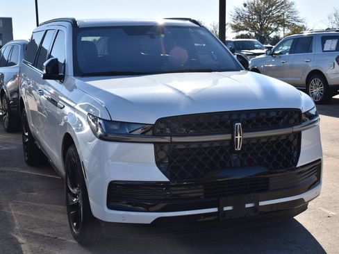 Used 2025 Lincoln Navigator L Reserve w/ Jet Appearance Package image 4