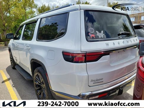 Used 2022 Jeep Wagoneer Series III w/ Flexible Seating Group image 8