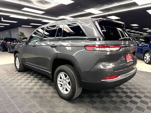 Used 2022 Jeep Grand Cherokee Laredo w/ Luxury Tech Group I RWD image 11