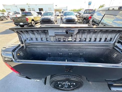Used 2017 RAM 2500 SLT w/ Black Appearance Group AWD/4WD image 9