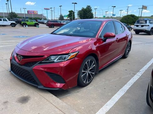 Used 2019 Toyota Camry SE w/ Convenience Package FWD image 2