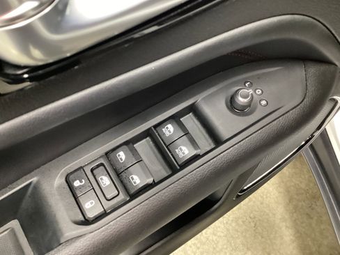 Used 2024 Jeep Compass Trailhawk w/ Trailhawk Convenience Group AWD/4WD image 13