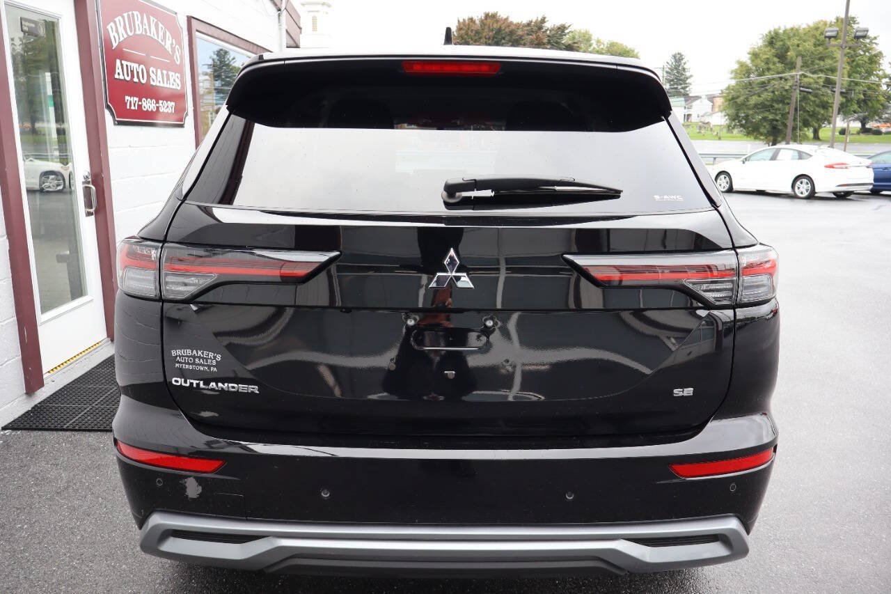 Used 2025 Mitsubishi Outlander SE AWD/4WD image 3
