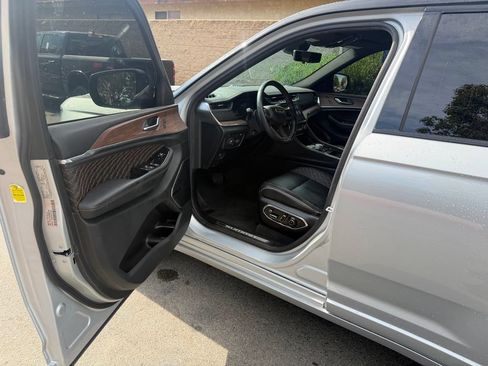 Used 2023 Jeep Grand Cherokee Summit w/ Advanced Protech Group IV AWD/4WD image 18