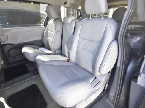 Used 2018 Toyota Sienna XLE w/ XLE Navigation Package image 9