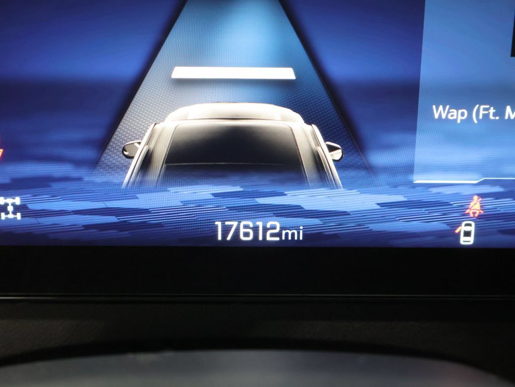 Used 2024 Chevrolet Traverse LT w/ Midnight/Sport Edition AWD/4WD image 39