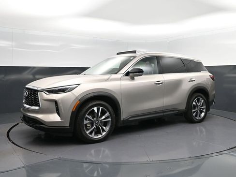 Used 2023 INFINITI QX60 Luxe w/ Cargo Package FWD image 3