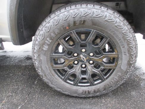 Used 2023 Chevrolet Colorado Trail Boss image 9