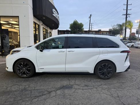 Used 2021 Toyota Sienna XSE w/ XSE Plus Package FWD image 4