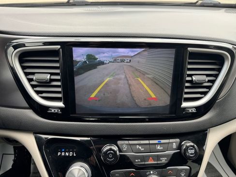 Used 2022 Chrysler Pacifica Touring-L FWD image 18