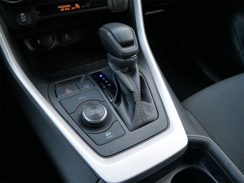 Used 2021 Toyota RAV4 LE image 24