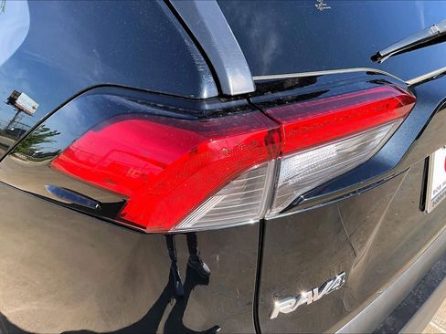 Used 2019 Toyota RAV4 XLE w/ Convenience Package FWD image 28