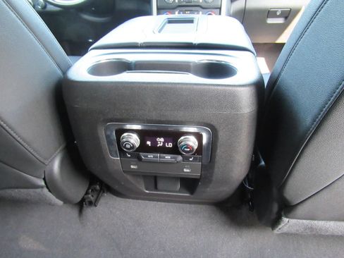 Used 2022 GMC Yukon SLT w/ SLT Luxury Package RWD image 34