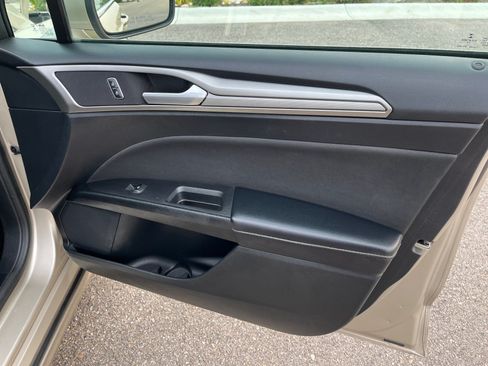 Used 2018 Ford Fusion SE FWD image 16