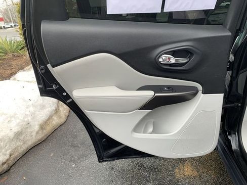 Used 2020 Jeep Cherokee Latitude Plus image 15