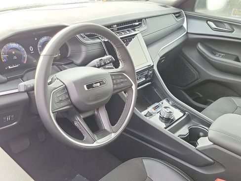 New 2025 Jeep Grand Cherokee Altitude image 3