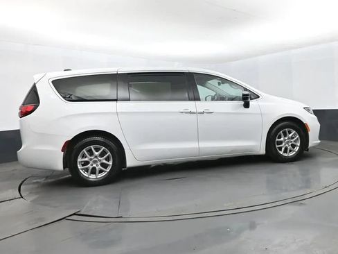 Used 2024 Chrysler Pacifica Touring-L FWD image 4