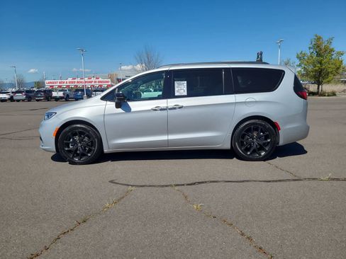New 2026 Chrysler Pacifica Select FWD image 11