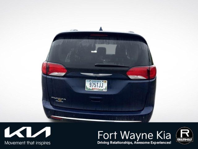 Used 2017 Chrysler Pacifica Touring-L w/ 13 Speaker Alpine Sound Group FWD image 4