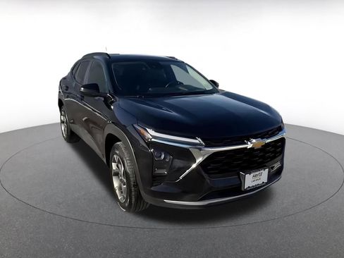 Used 2025 Chevrolet Trax LT w/ LT Convenience Package image 2