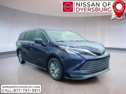 Used 2022 Toyota Sienna LE FWD image 1